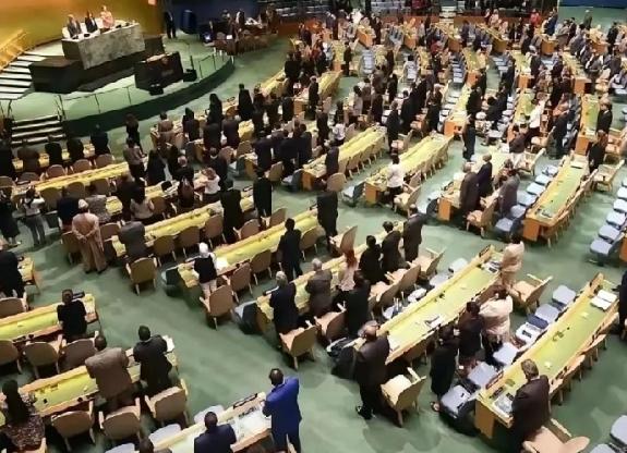 联合国这次是真被逼到墙角了，秘书长古特雷斯直接放话说2026年要把预算砍15%，