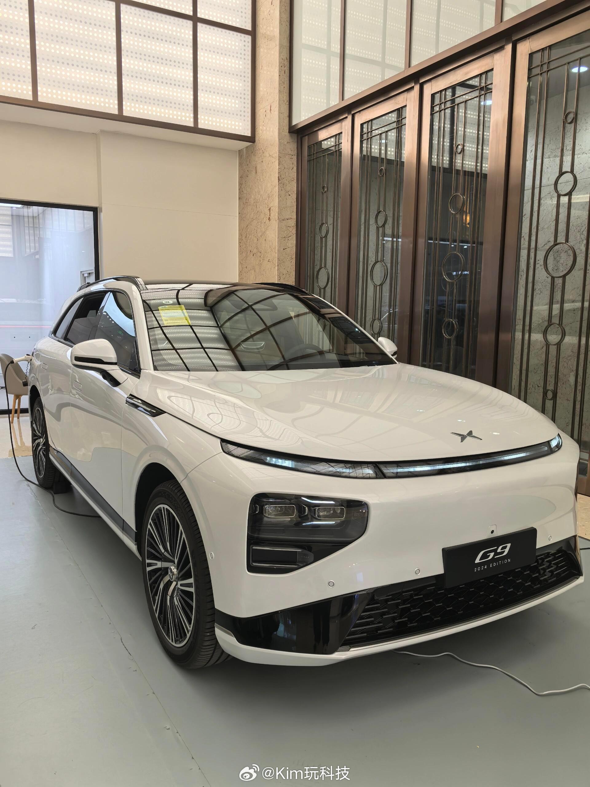 前排中岛带压缩机式冷暖箱，后排支持加热通风，这波细节照顾到全家了。 