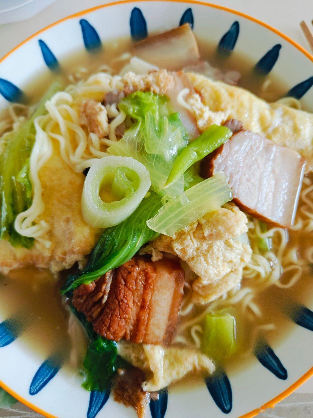 红烧肉鸡蛋面 