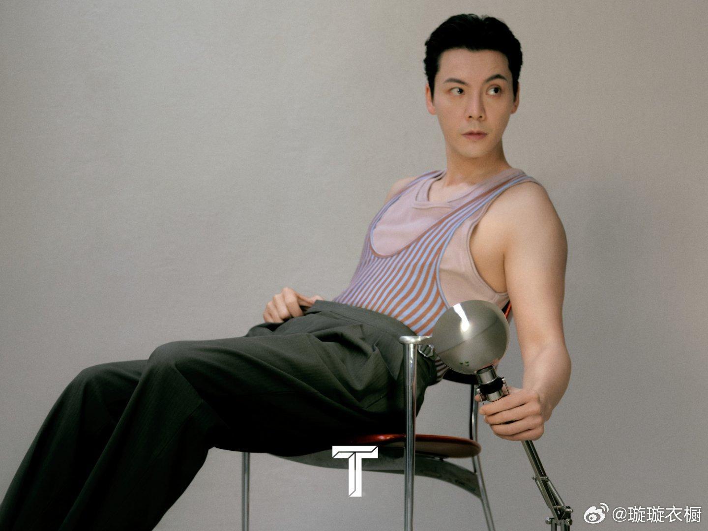 陈伟霆光影织就四月诗篇，他像行走的雕塑，每个棱角都藏着故事。静时如松，动时如风，