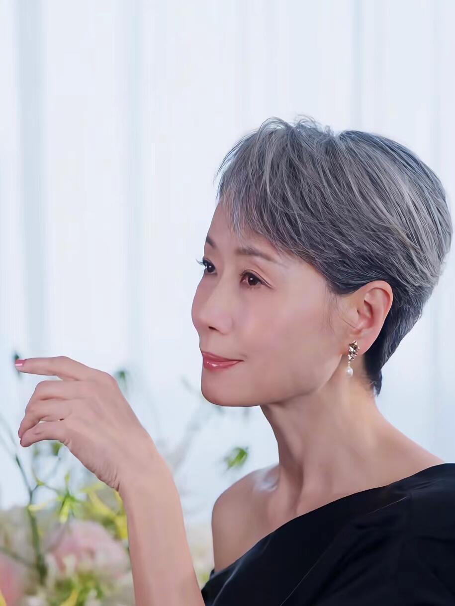 叶童一袭黑裙镌刻时光，Amber Lollipop年轮珍珠耳环垂落耳畔，灿金如岁