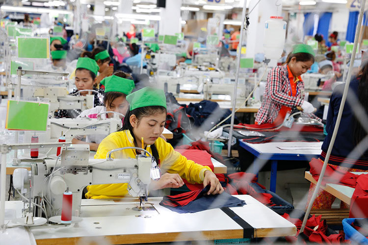 特朗普宣布对柬埔寨加征36%关税：对柬埔寨服装产业影响很大据《高棉时报》消息，一