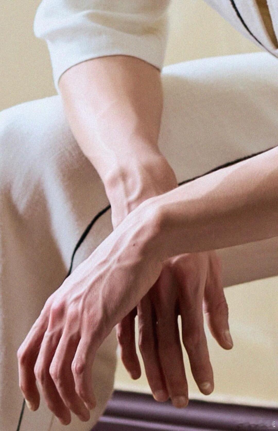 导演肯定也知道陈星旭的手好看 天呐！《枭起青壤》导演简直是手控知音！陈星旭的手简