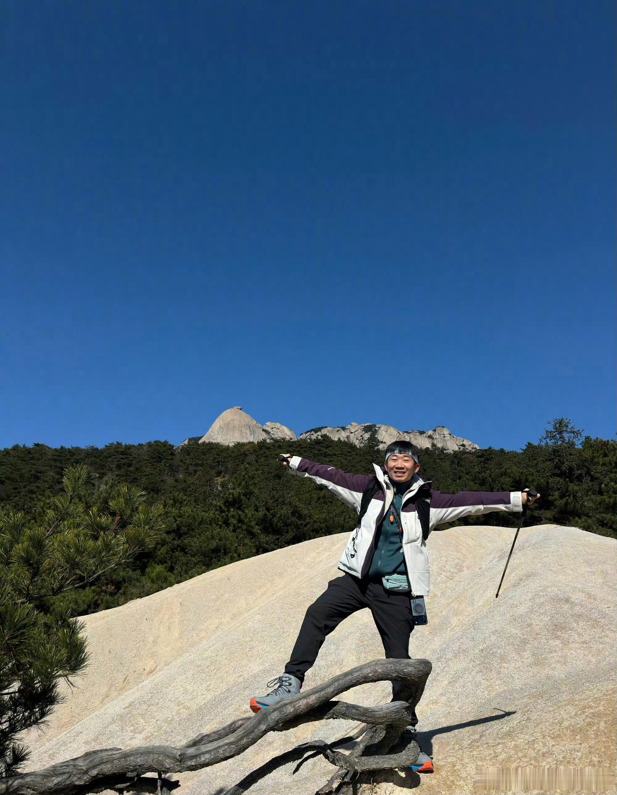 杨迪徒步捡别人剩下的水喝杨迪徒步捡剩水喝，太拼了！这徒步翻车名场面，这经历能记好