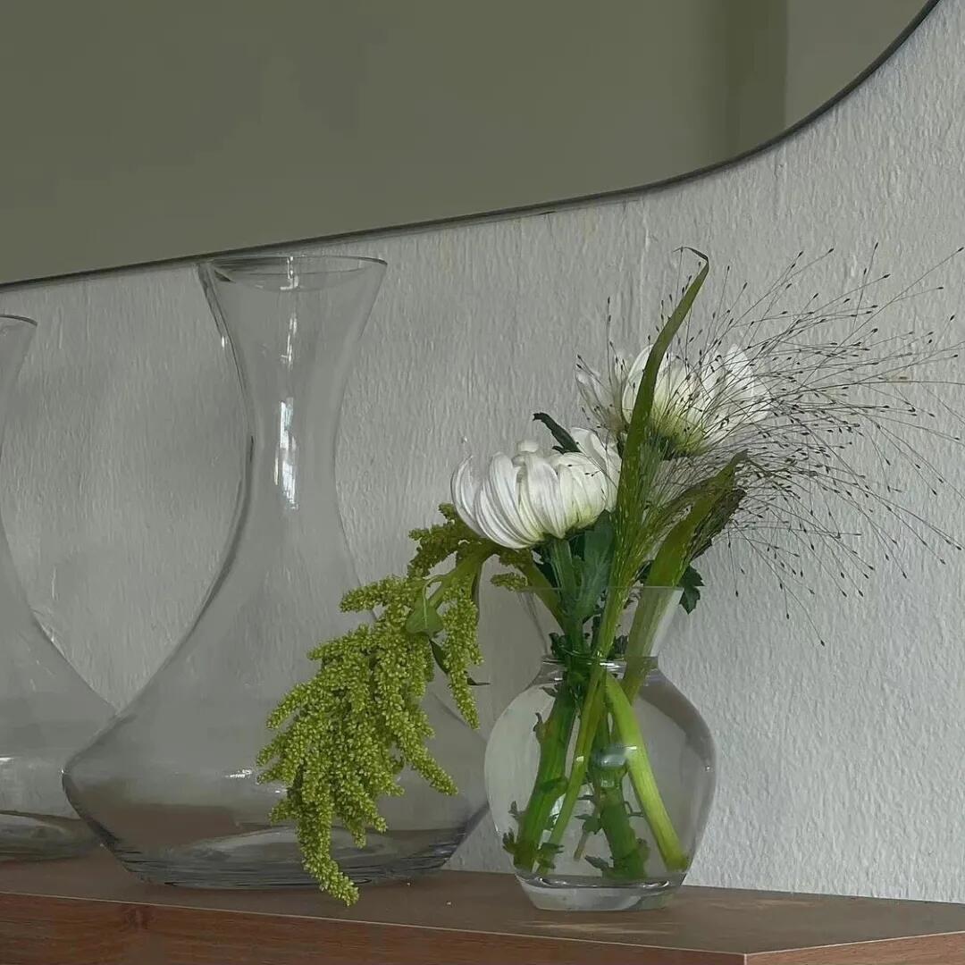 曾经的誓言像断了线的风筝，飘远消失，我不再抬头凝望那片天空 