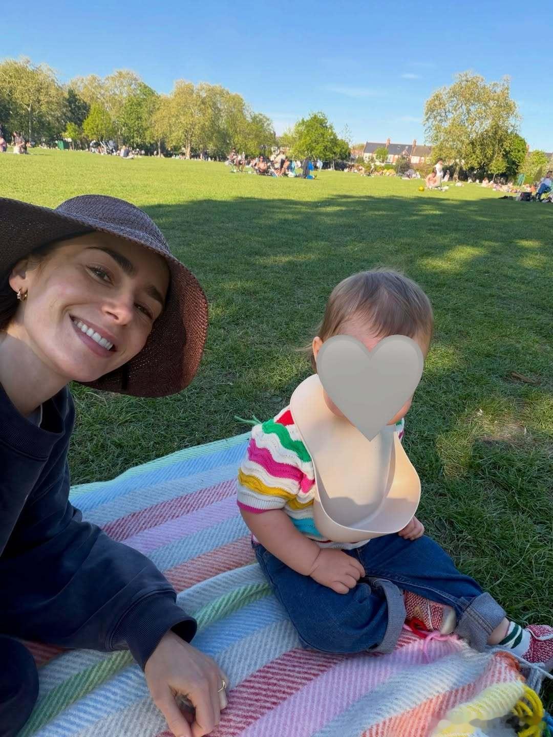 Lily collins莉莉柯林斯晒和女儿Tove的合影为自己庆祝第二个母亲节，