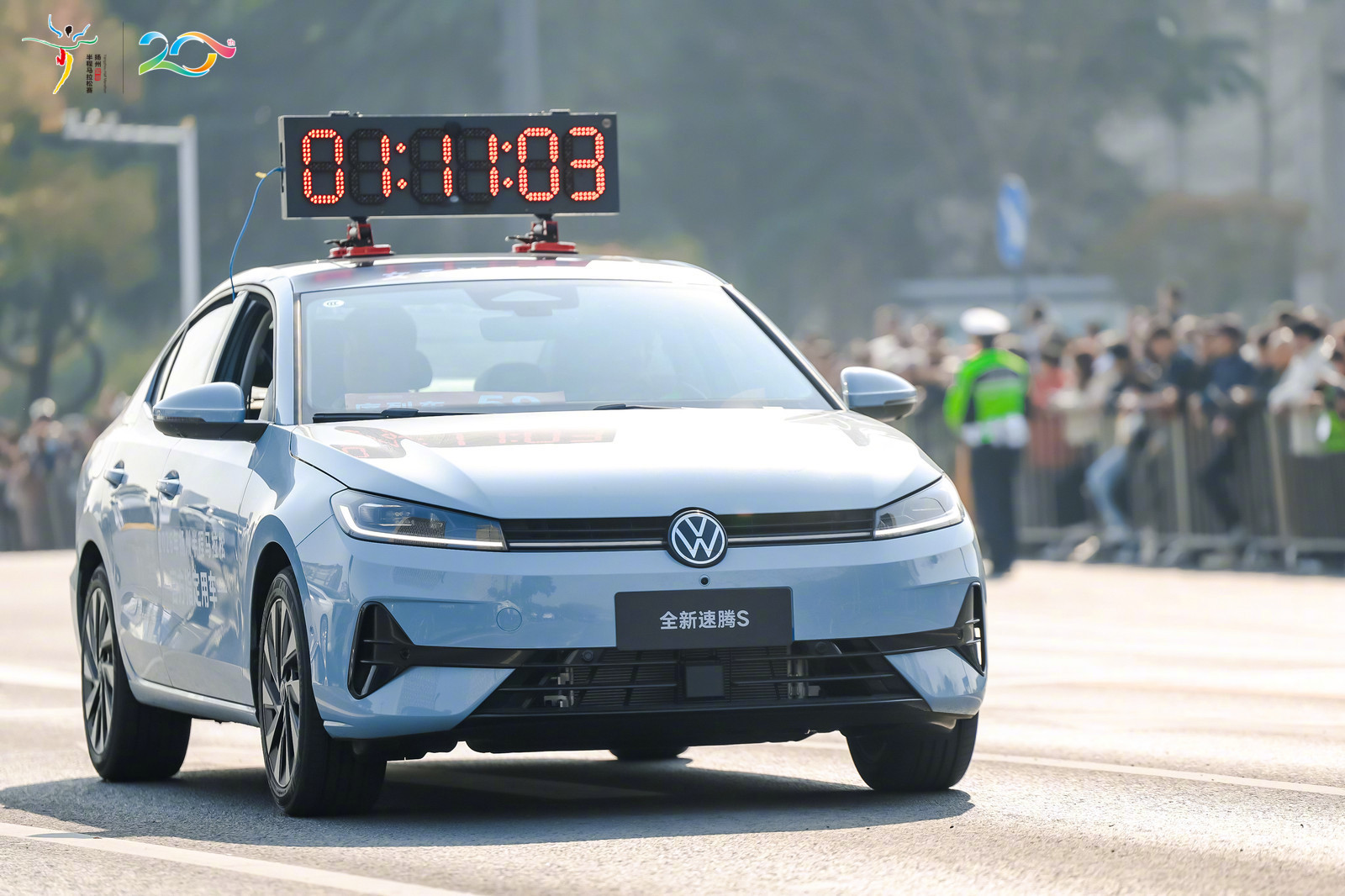 【把扬马跑成了自己的主场，速腾这波双20周年联动玩明白了】扬马赛道惊现戏精陪跑搭