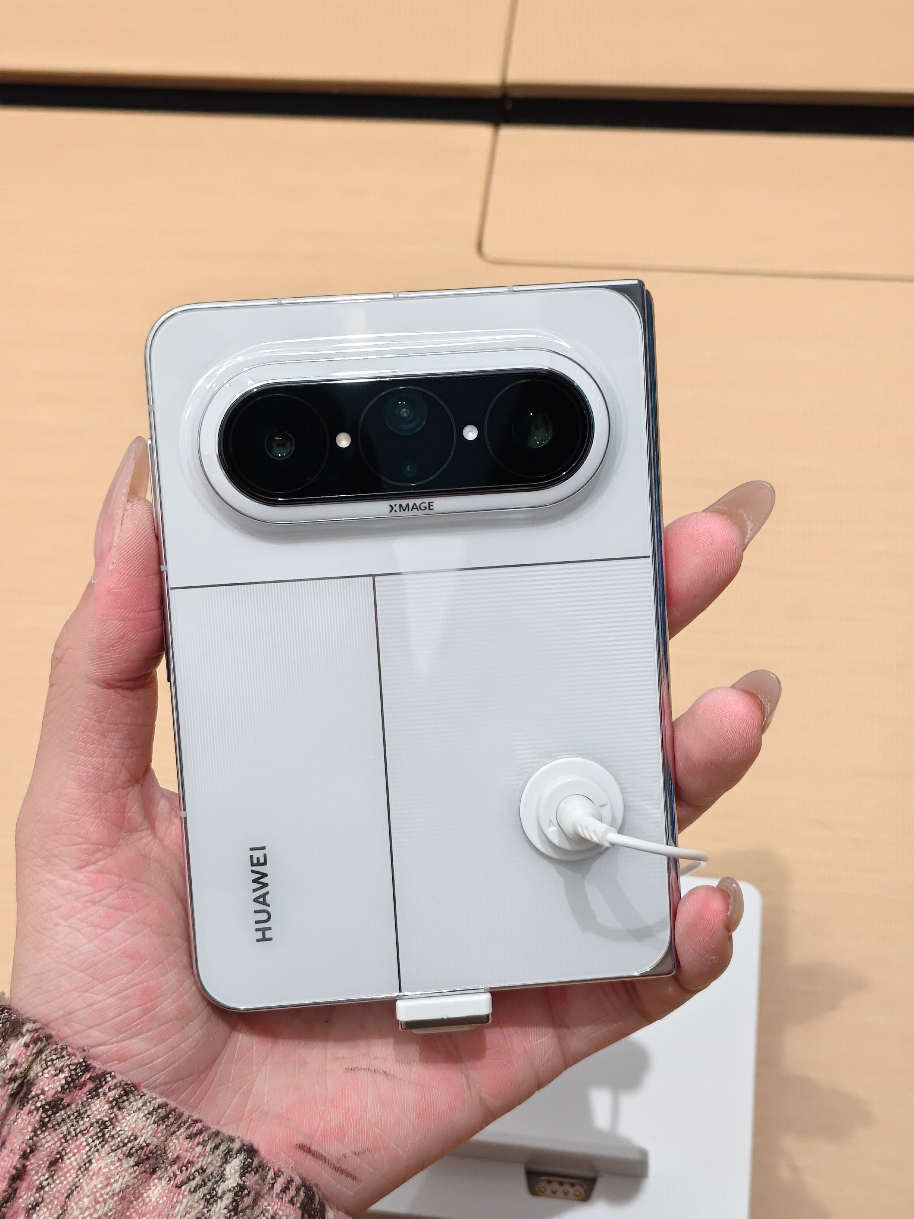 如果你有一部华为Pura X Max你会更喜欢用外屏还是横向展开着用嘞