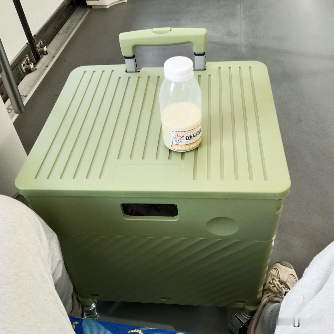 刚刚过安检乘火车时被好好检查了一下，真没想到坐金山小火车无数次了，这一次竟然被安