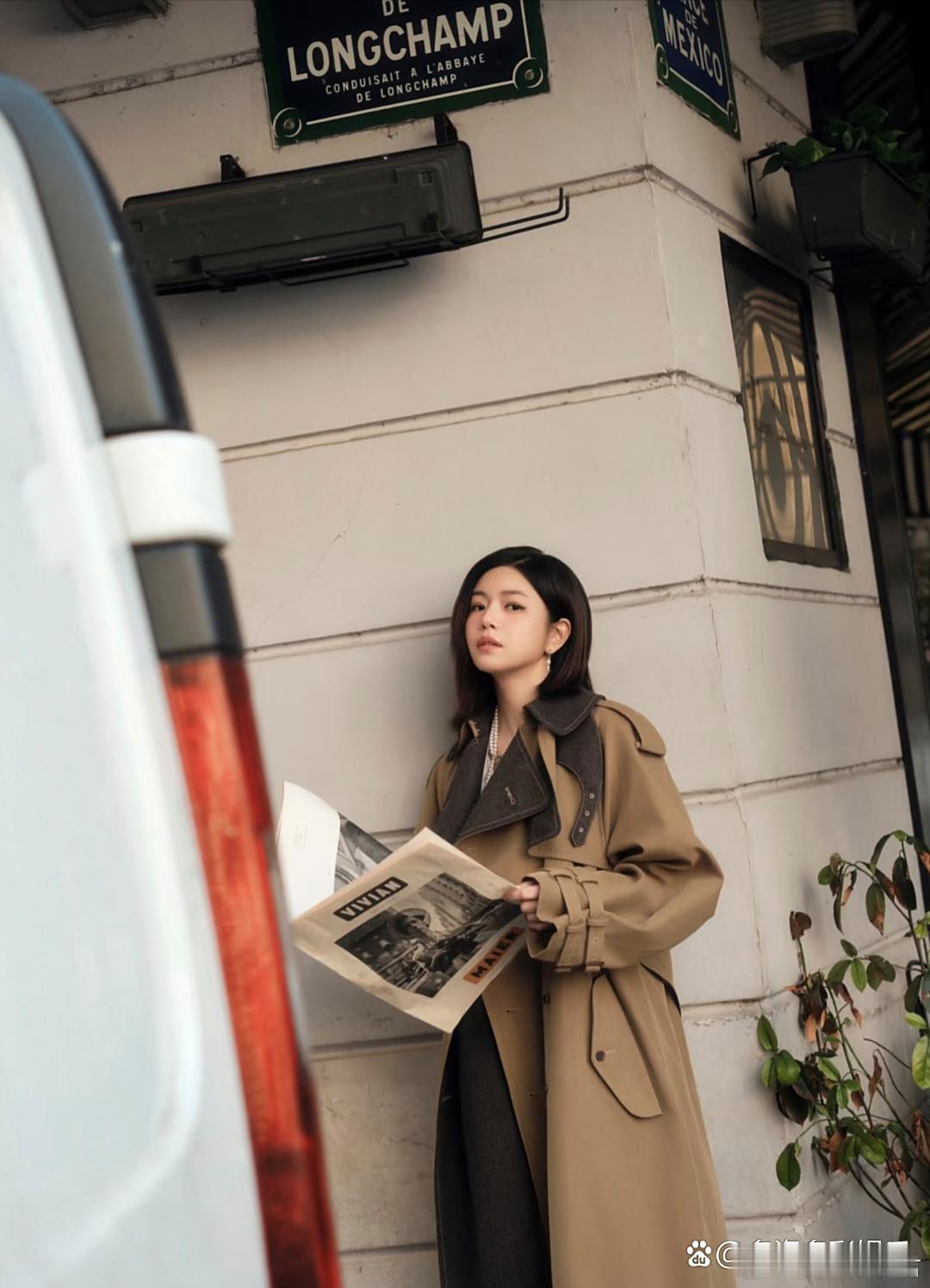 陈妍希穿风衣亮相巴黎，她梳着标志性短发，时尚又大气！ ​​​
