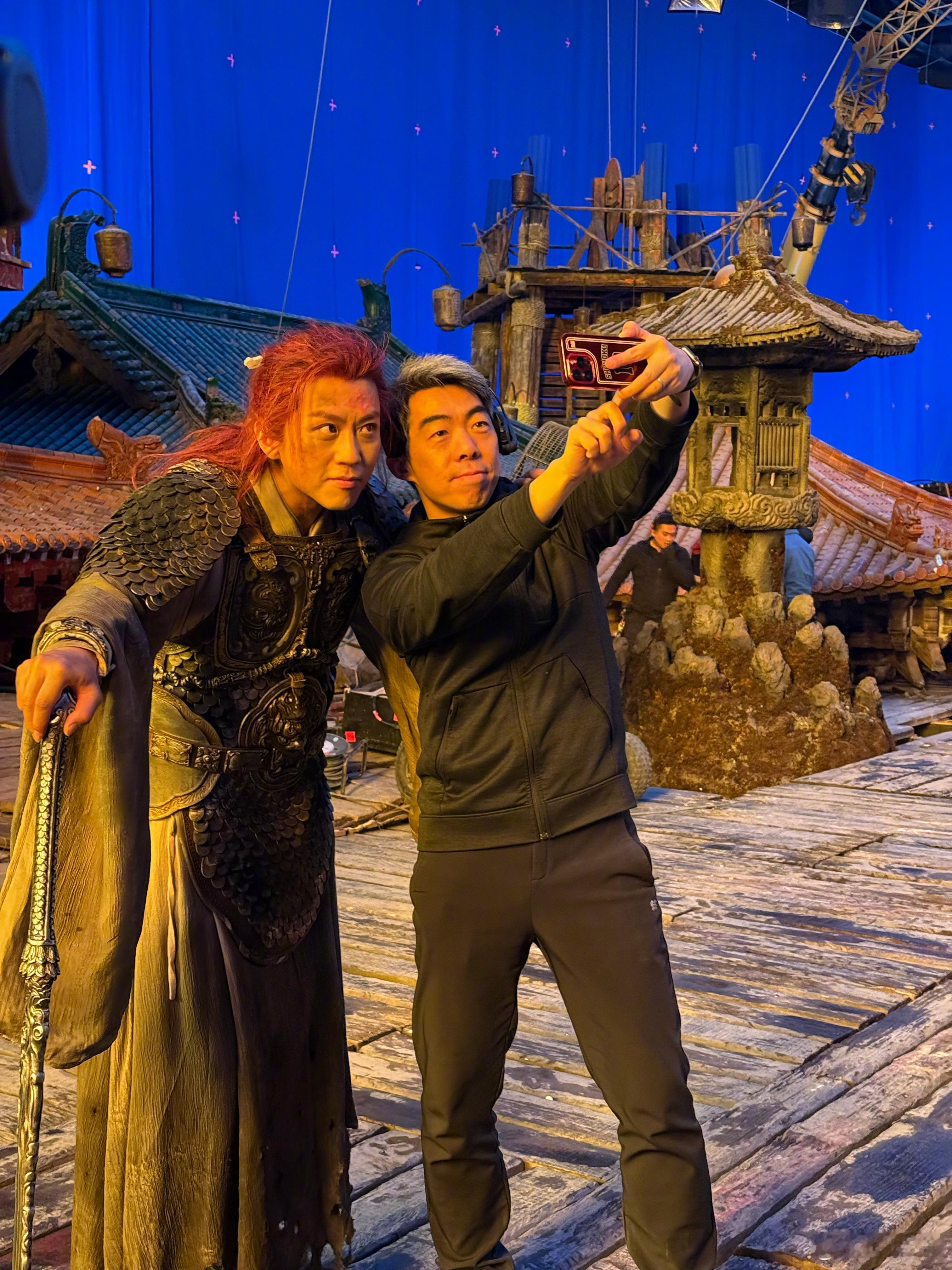邓超真的演了个男神  看到邓超发了和导演的合照了呀，这一回在《刺杀小说家2》邓超