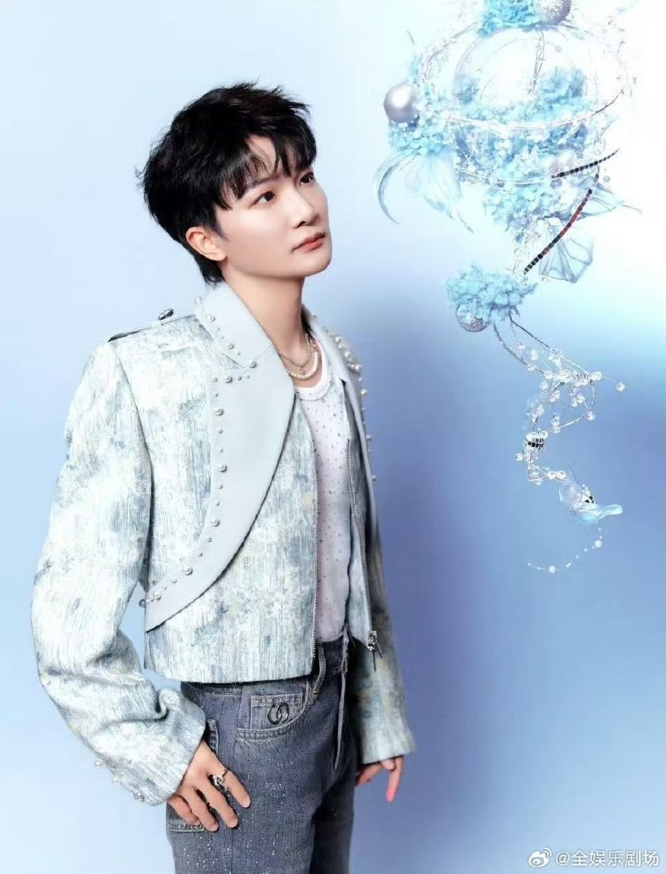 舞狮来了也得逗一逗周深阅文IP盛典这波互动太有爱，舞狮都被周深的温柔感化啦 