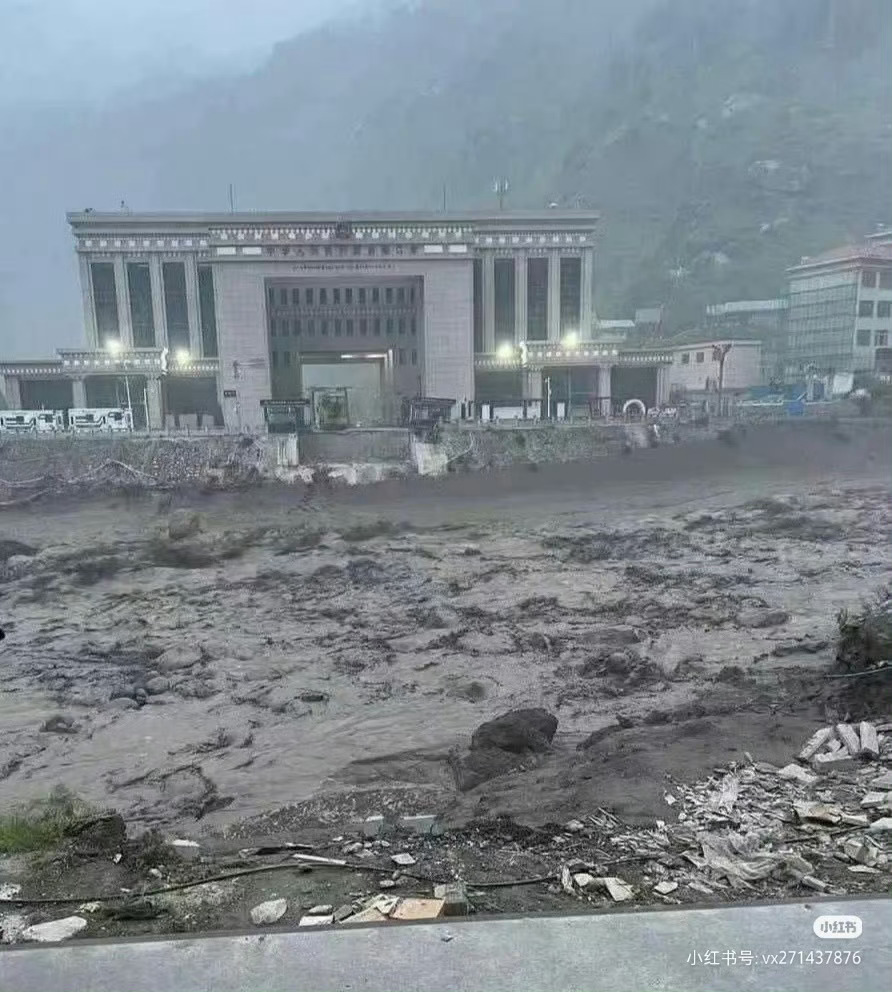 西藏泥石流遇难3人失联558人突发的地质灾害让人揪心。峡谷地带泥石流破坏力极强，