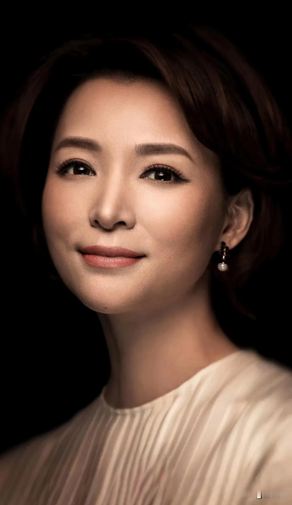 董卿顶着一张“权威脸”，注定就要出现在电视荧幕上。董卿长相出众且端庄大气，有一种