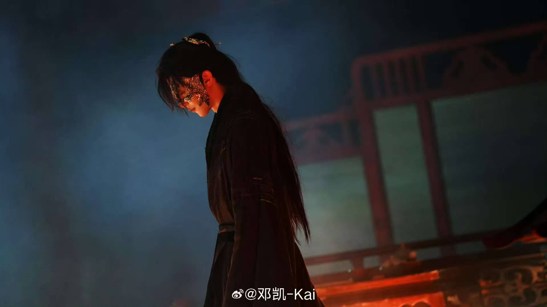 邓凯8年龙套终爆火！《逐玉》里偏执皇子鲨疯观众，戏外皮衣帅哥被挤到无奈，这“强制