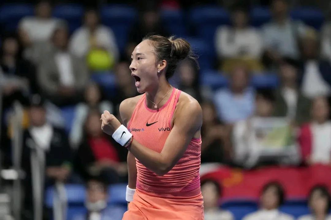 #郑钦文夺冠# 10月27日，在WTA500东京站决赛中，以头号种子身份参赛的郑
