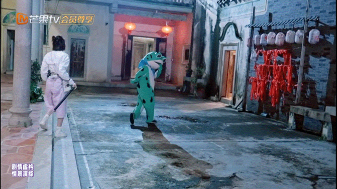 唐艺昕抓牛蛙自带配音唐艺昕人形电击棍谁被唐艺昕抓牛蛙这段综艺片段笑到，一边使劲抓