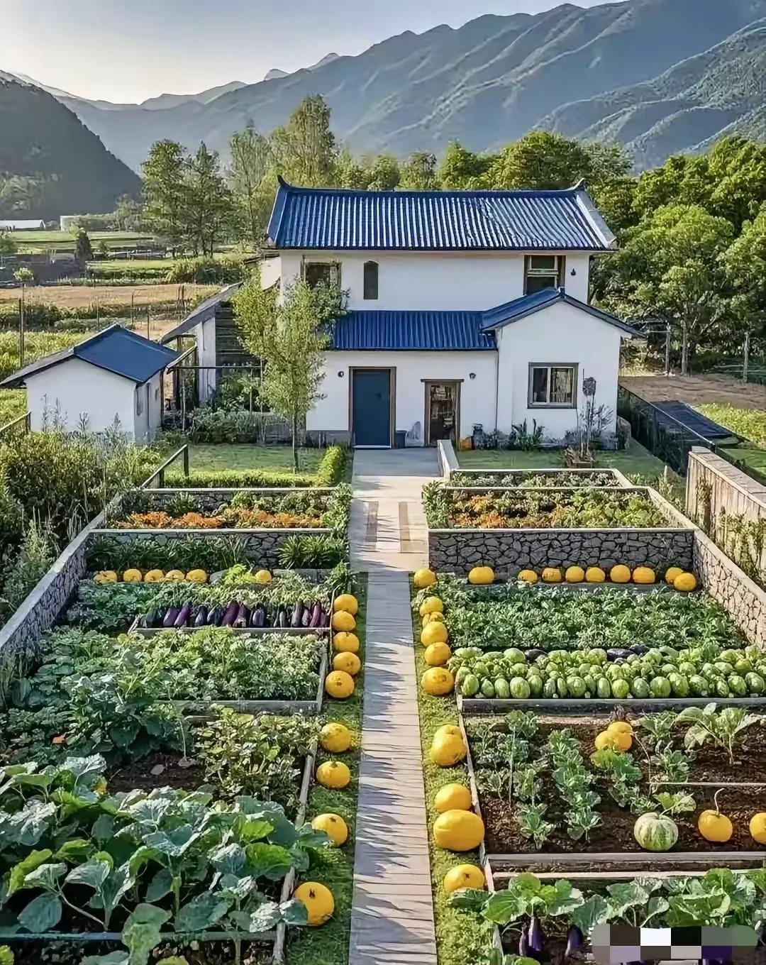 城里人，人人向往。
农村人，出生就有。
城里人的目标是退休后回农村建个这样的小院