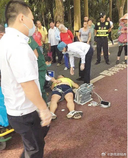 爸爸亲子活动猝死幼儿园被指救援不力36岁单亲爸爸陪娃参加幼儿园亲子跑时不幸猝死，