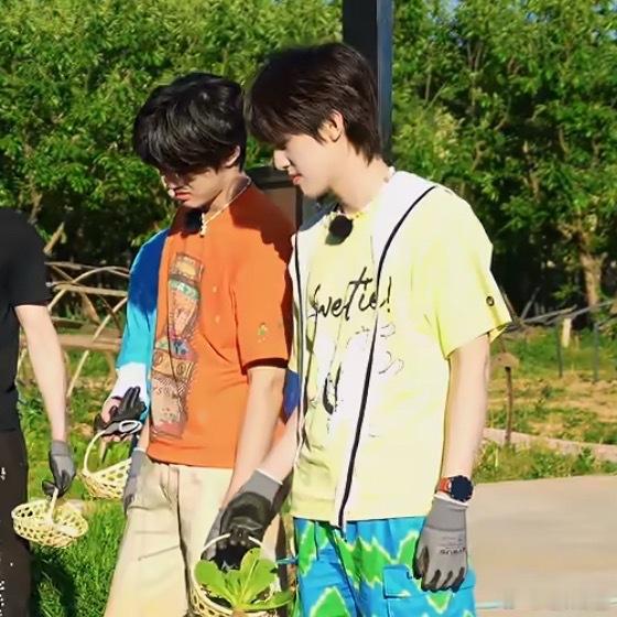 贴着吧你俩就 