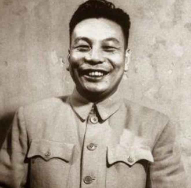 有一次，蒋经国闹肚子，忍不住了，还没下车就拉了一裤裆，车里的司机和副官闻到了一股