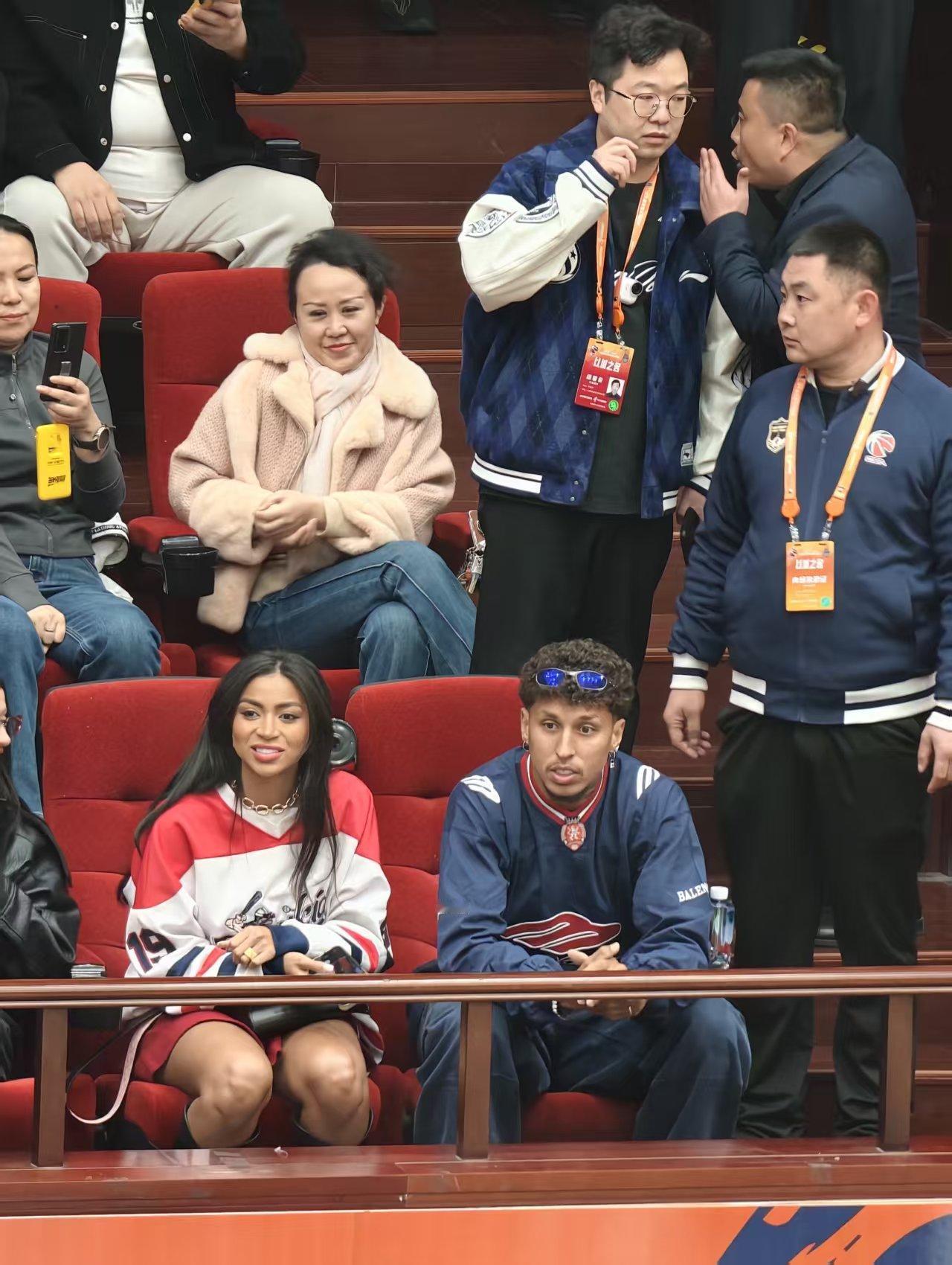 足球人士到篮球场来，这跨界有点尴尬，山东泰山外援们目睹山东高速男篮在省体遭遇了一