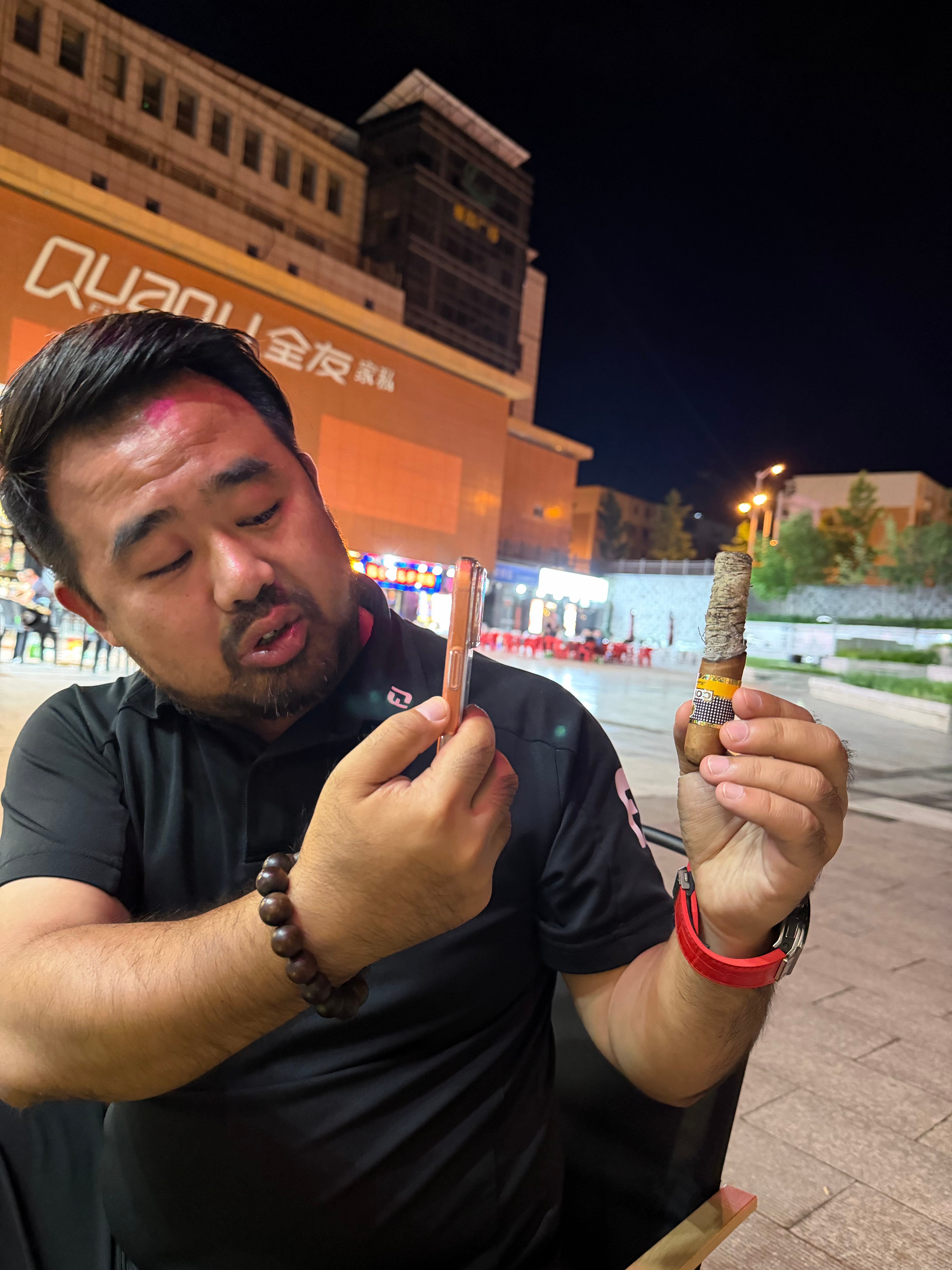 这个镇子能够小酌的地方不多，这杯特调9块9，大哥当着9块9一杯的特调抽一千多的雪