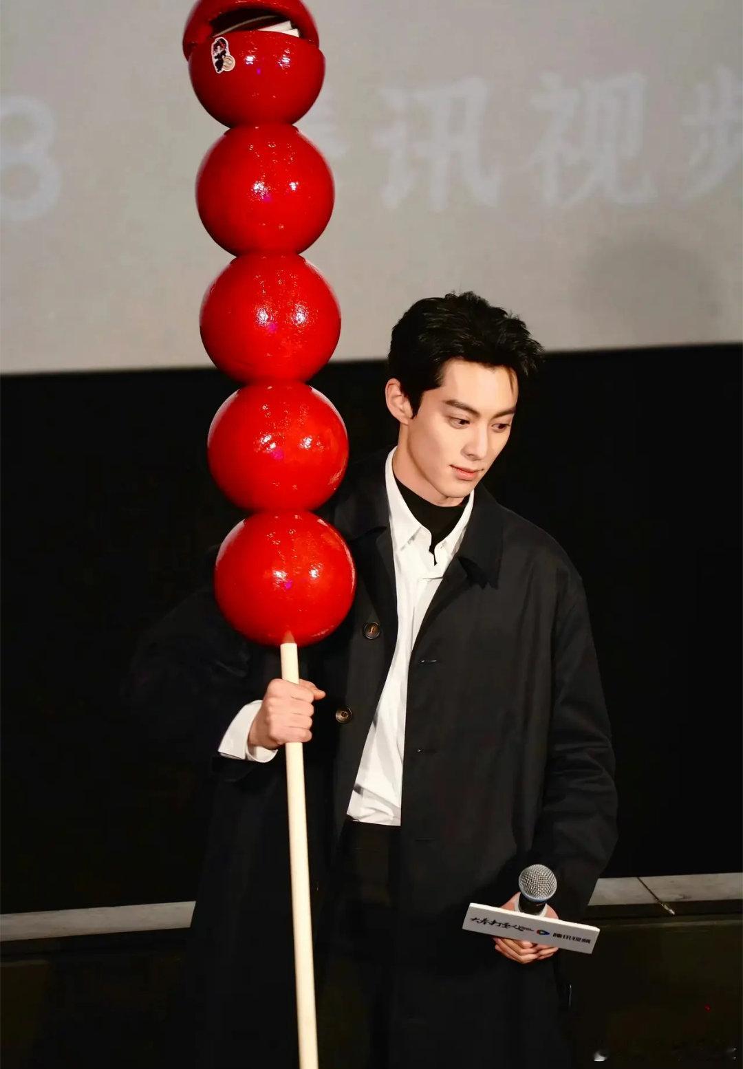王鹤棣好像提前过年了 王鹤棣化身财神爷于《大奉打更人》扫楼现场狂撒祝福，这喜庆氛