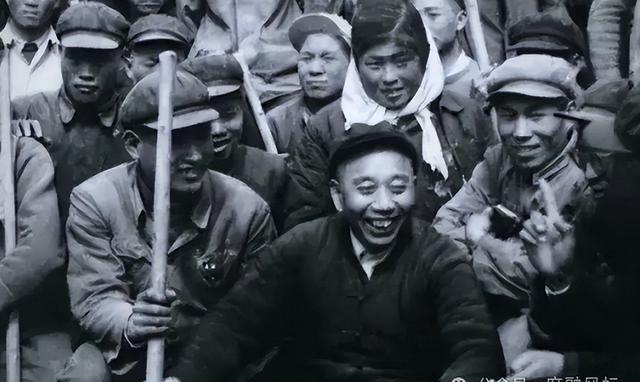 1954年，王震被一县长拷了起来，王震怒道：“你没枪毙我，算我王震命大！”
那会