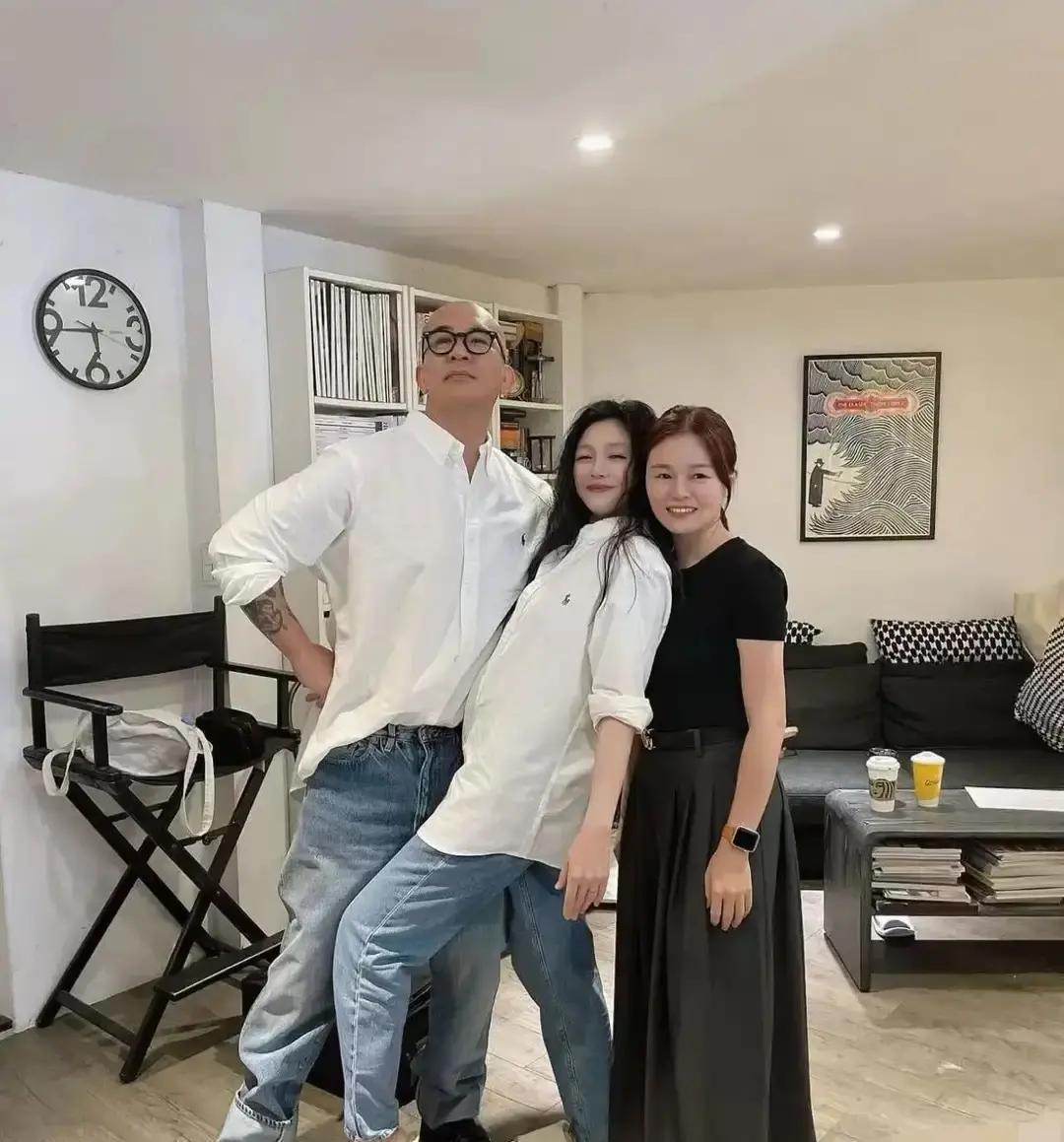 离婚才两年，大S又闪婚了
 
具俊晔53岁第一次结婚，对象还是20年前的旧爱。跨