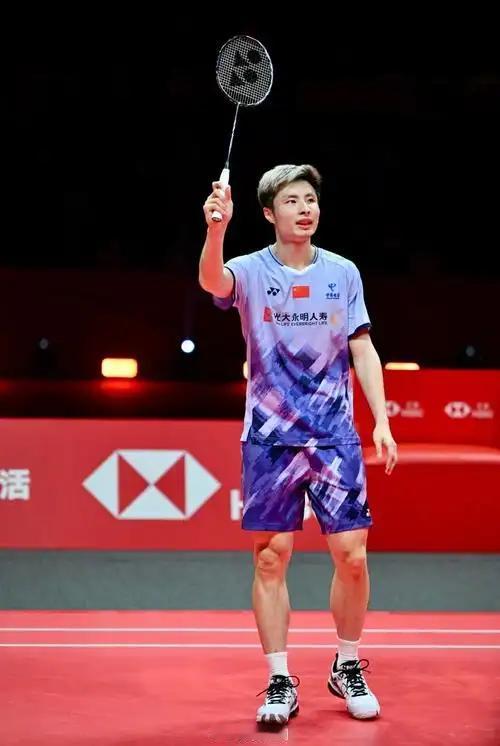 石宇奇、安东森会师决赛!
12月27日，2025羽毛球“天王杯”国际邀请赛结束了