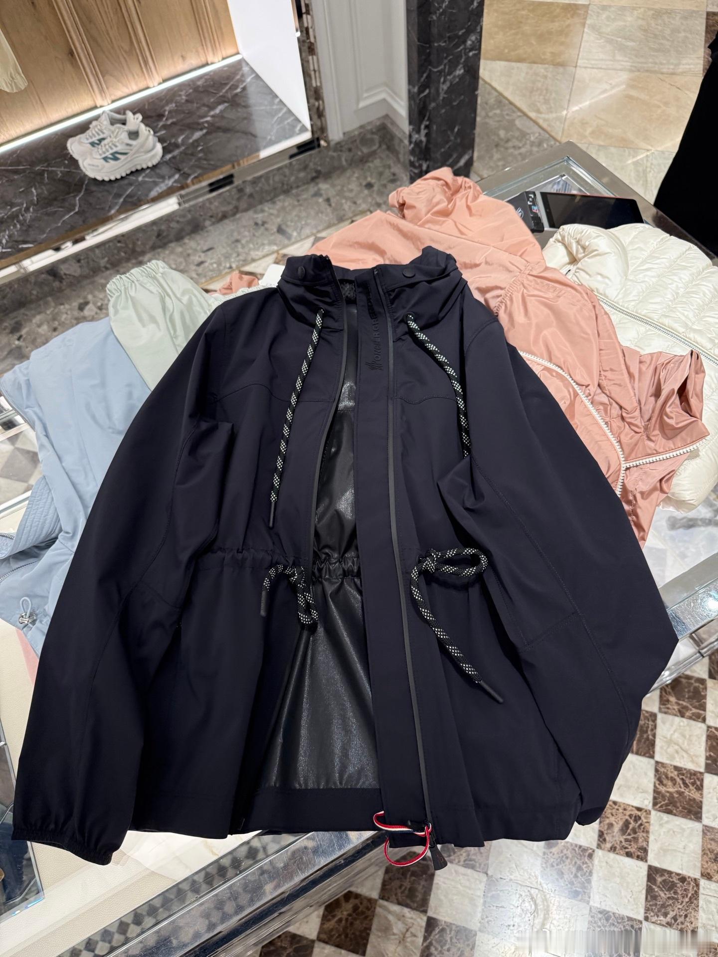 MONCLER 连帽夹克，轻薄尼龙材质，防风防水 抽绳收腰设计，轻松调节版型，显