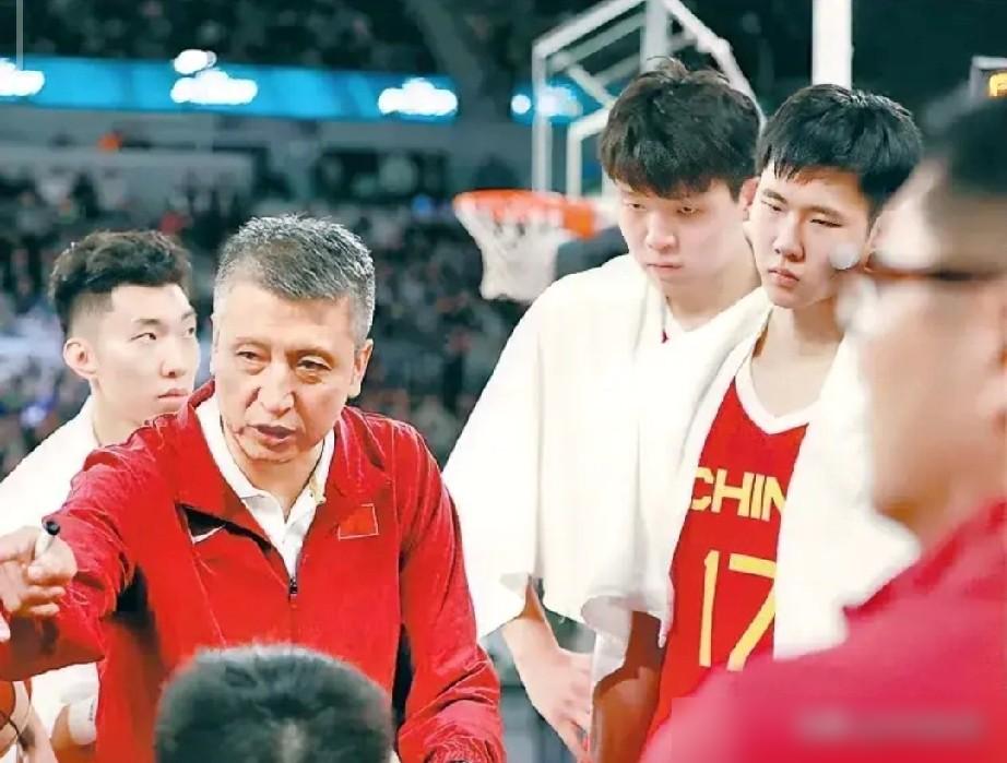 一场热身赛，65比60，男篮险胜荷兰。

数据不骗人。
廖三宁，21分，7助攻，
