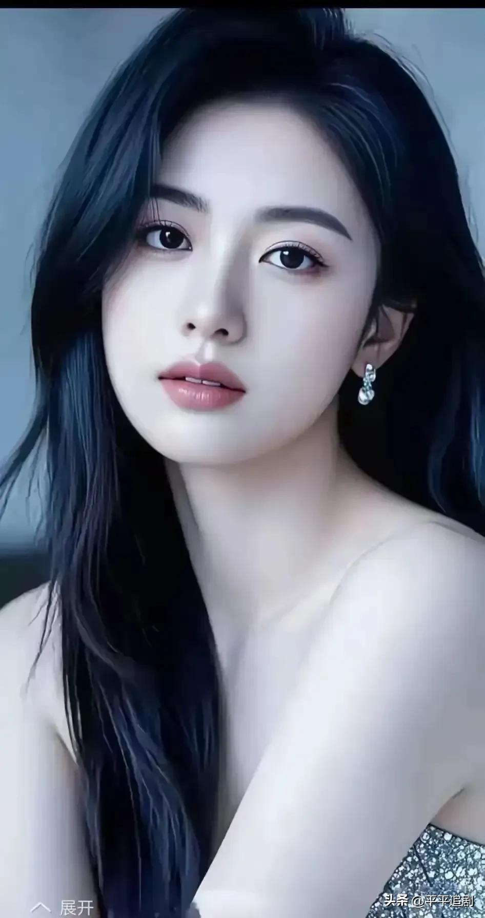 冷调光影里，墨发垂落肩头，
露肩碎钻衬得眉眼清冷又动人。
不必言说，
沉静的气质