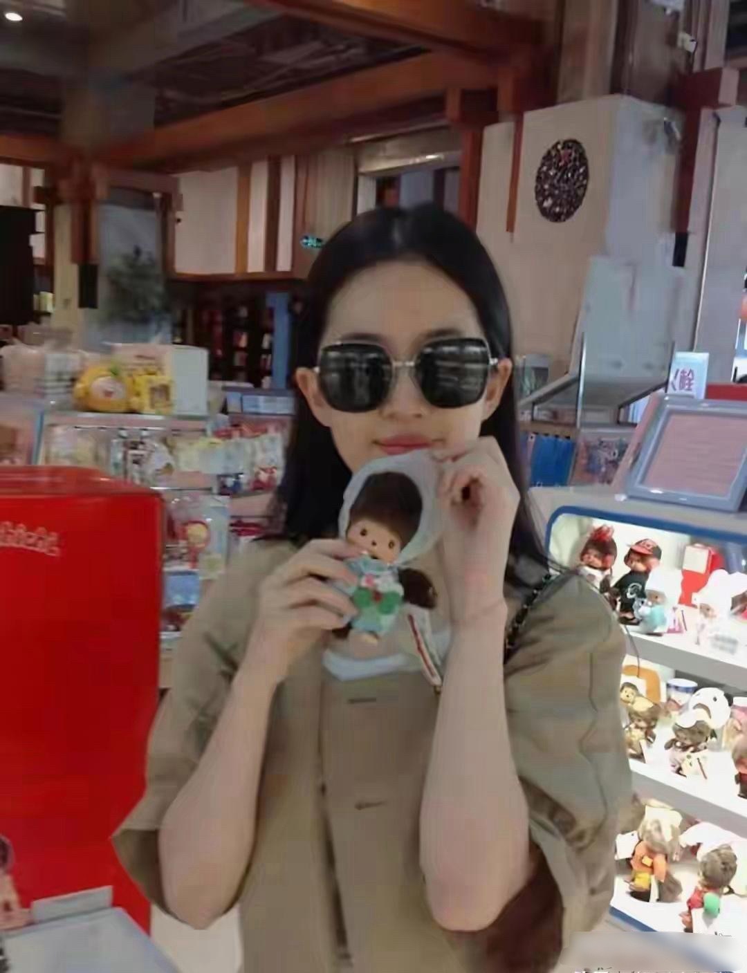 刘亦菲和她小姨的合影，小姨颜值碾压全场啊，有人说她妈更美，这是遗传啊，羡慕不来的