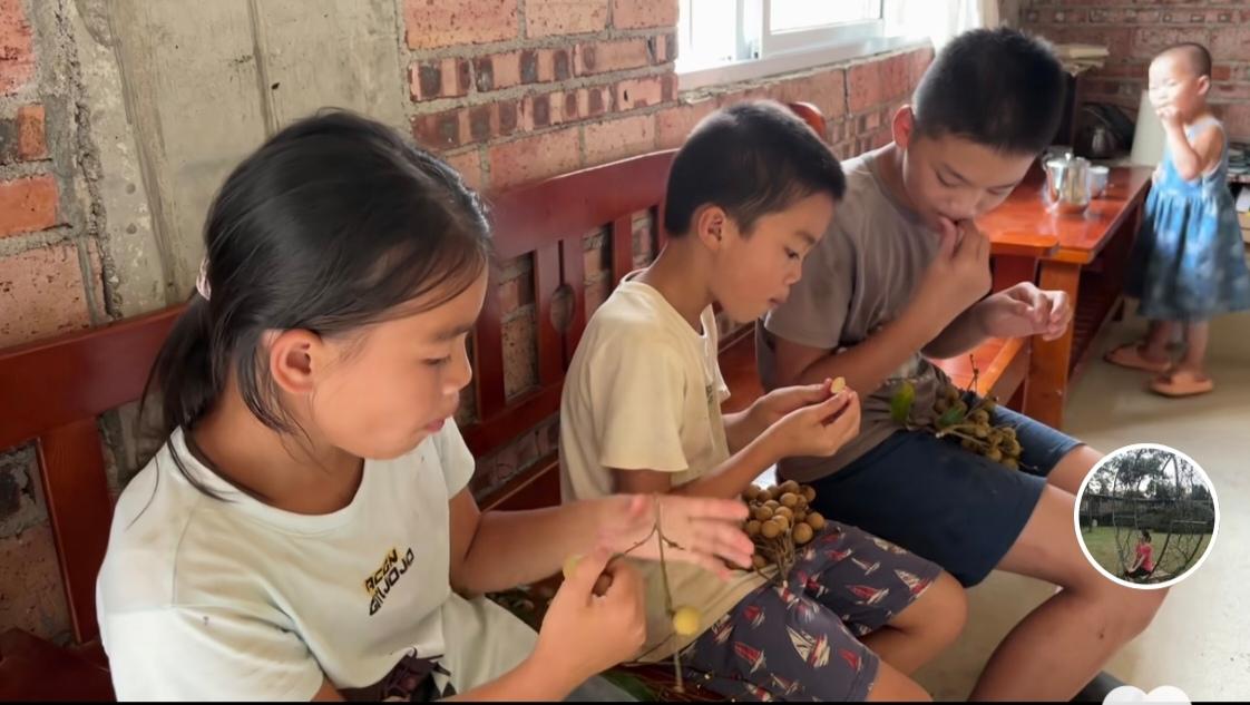 说到一帆妈妈，不知道为什么我挺敬佩她能将四个孩子护在羽翼下成长的。
老公也在身边