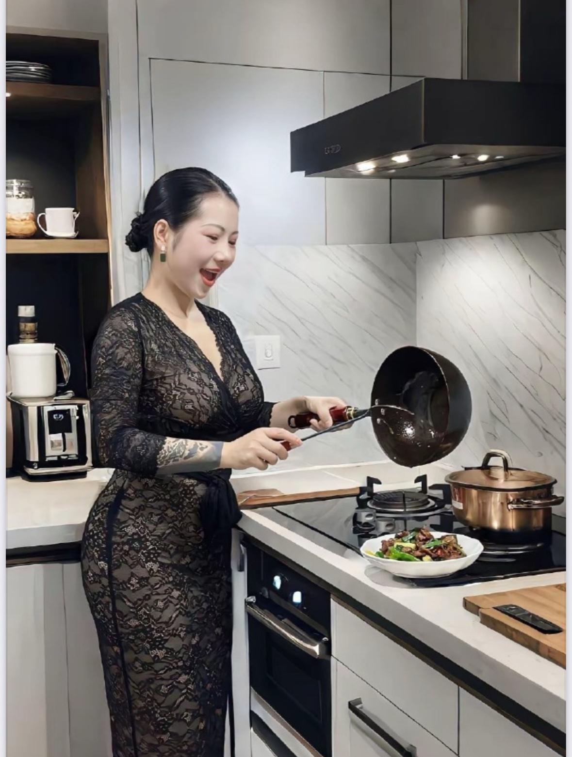 现在还有多少人在家做饭呢？
特别是一个人在家
一个美丽的女人呢？