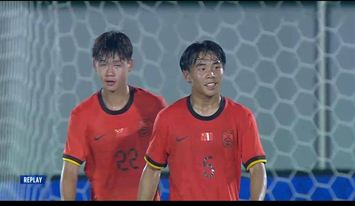 狂胜！当U17国足进第七个球时！场边印尼主帅一脚踢飞了脚边的矿泉水瓶！
7：0！