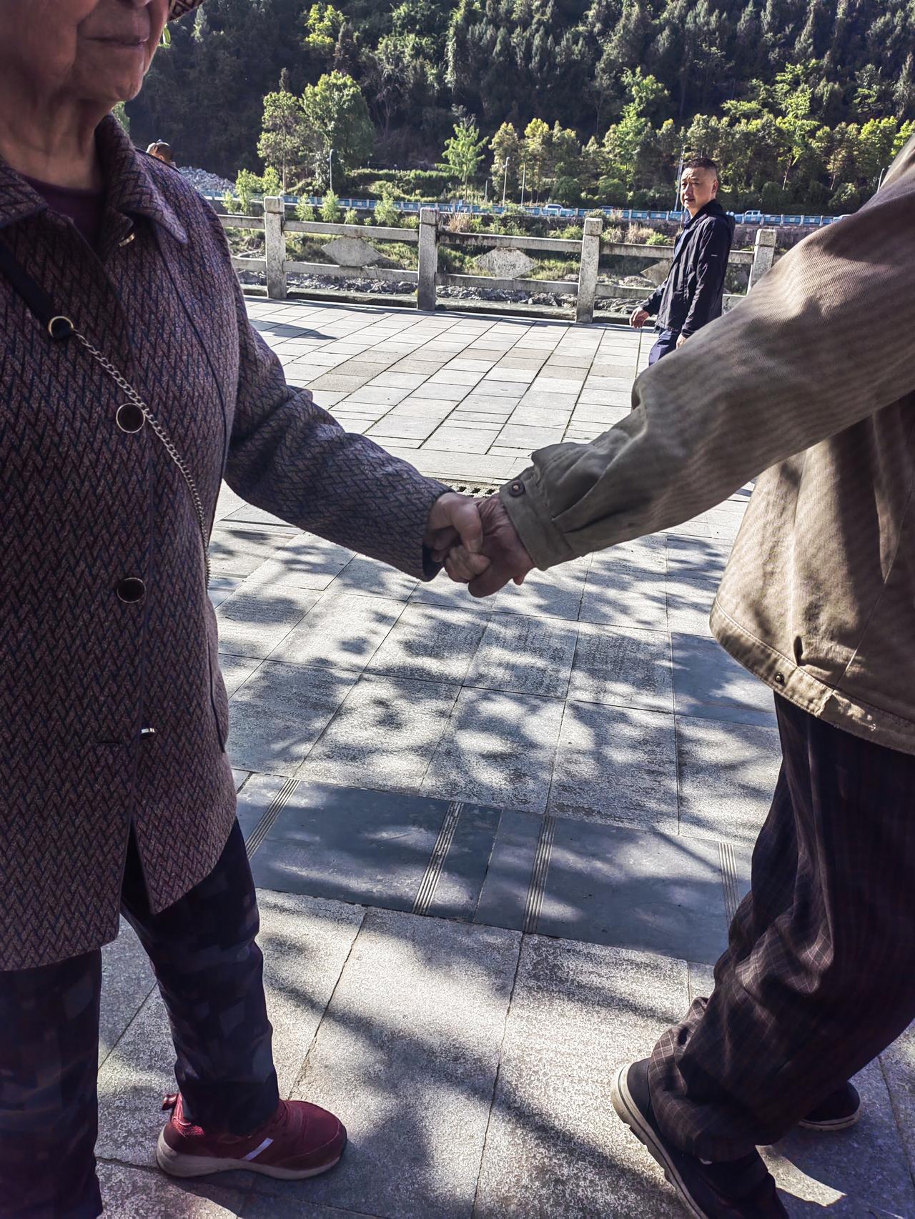 以前的夫妻，那才是真夫妻。就像村里的王加丽和赵国华一样，十八岁结婚至今，恩爱如初