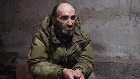 红军城即将陷落，一名上了年纪的乌军俘虏，眼窝深陷，浑身颤抖，面对俄军审讯人员说：