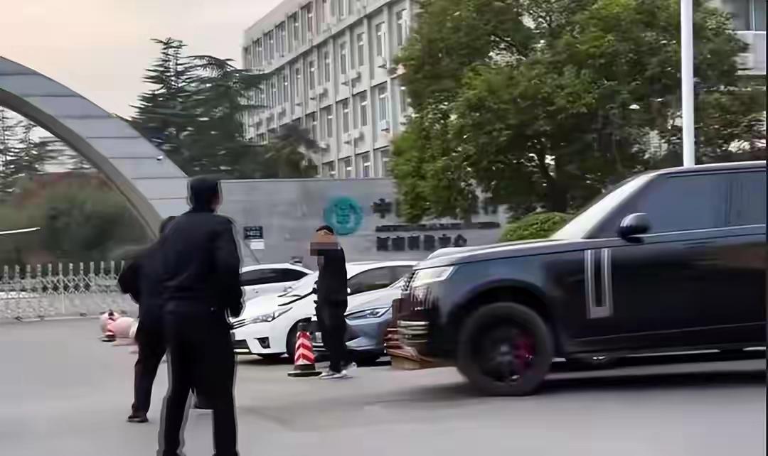 郑州街头一人持刀与民警对峙，男子驾驶路虎车将其撞翻，律师：此举符合正当防卫，警方