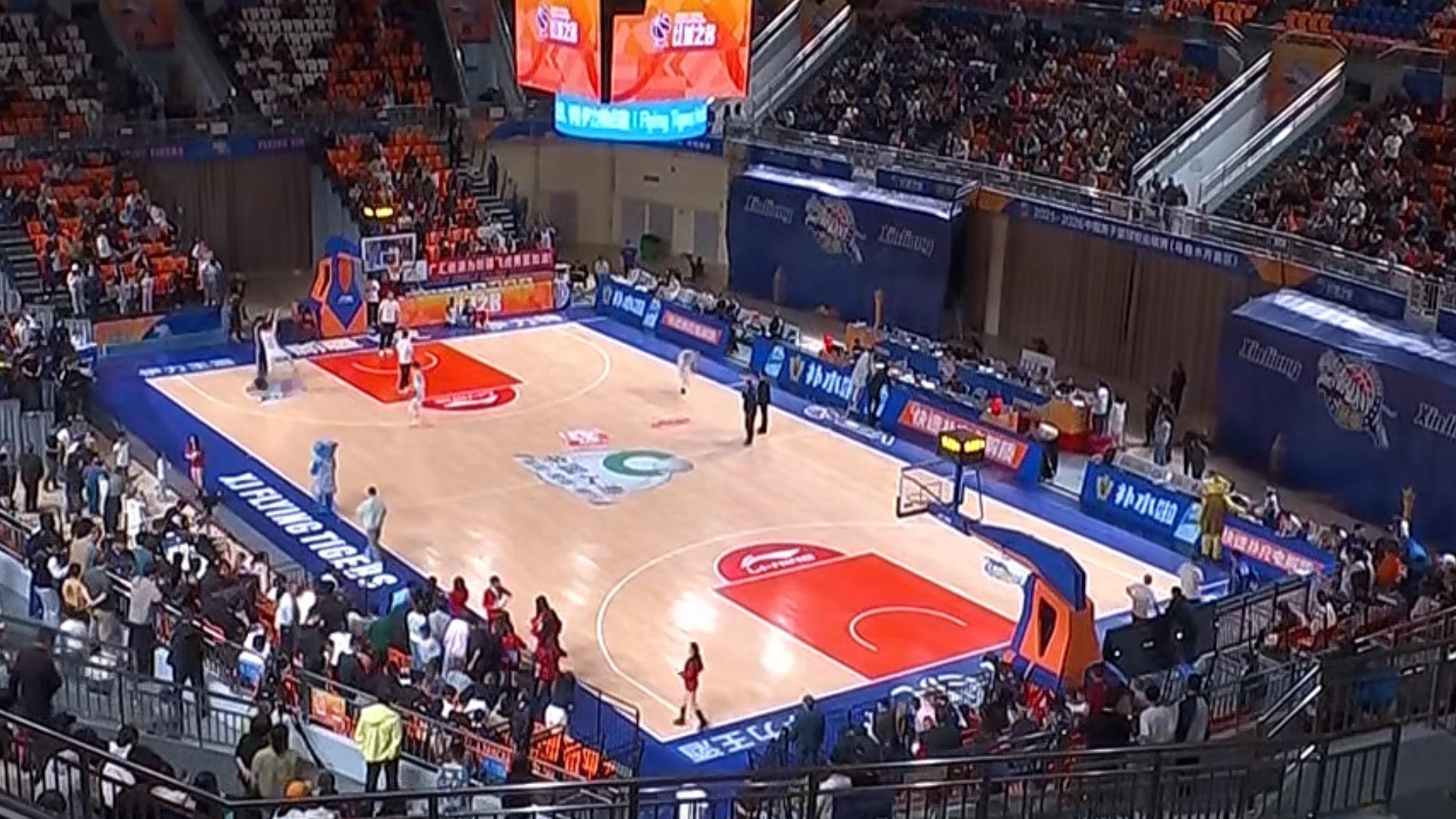 今晚深圳对宁波和北控对四川的比赛已经结束了而新疆主场对上海的比赛还在第二节5分2