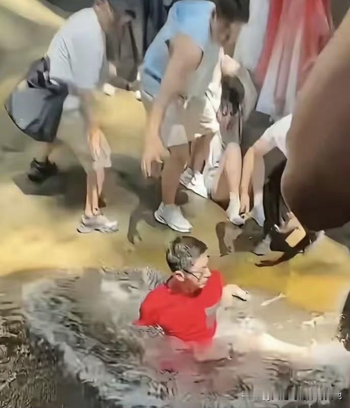著名景点张继科落水处笑死了，估计推张继科下水的人都不认识他是张继科吧……当地文旅