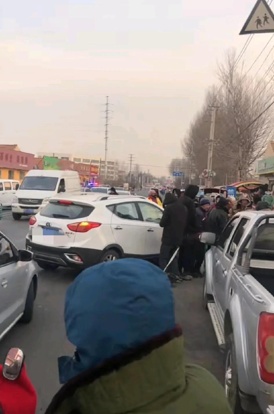 即墨区龙泉街道杨头大集终于搬迁了！可是还有部分商户不愿意去新场地，他们今天依旧在