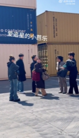 尚雯婕一把就把颜安扇走了 尚雯婕这大衣一挥简直自带“魔法特效”，颜安“极限闪避”