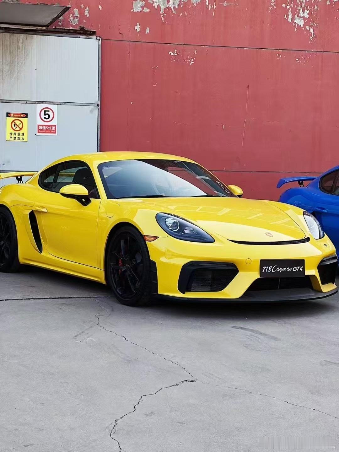 保时捷718 cayman gt4手波版，竞速黄 ​​​