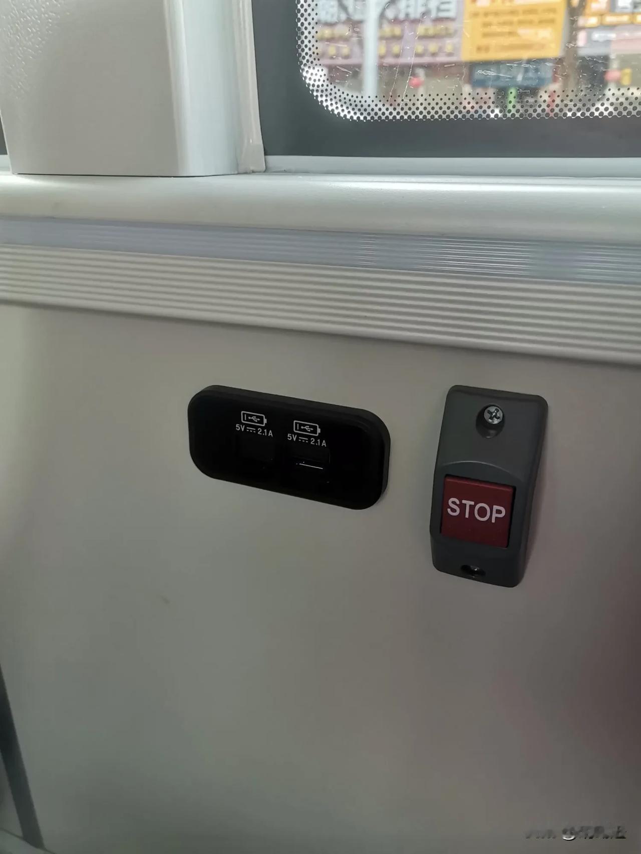 好久没坐公交了，现在的公交车上都有手机充电口，每个座位都有