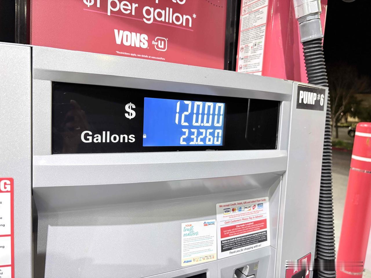 石油公司警告加州州长“无油可加”




      最近，多家大型石油公司向加