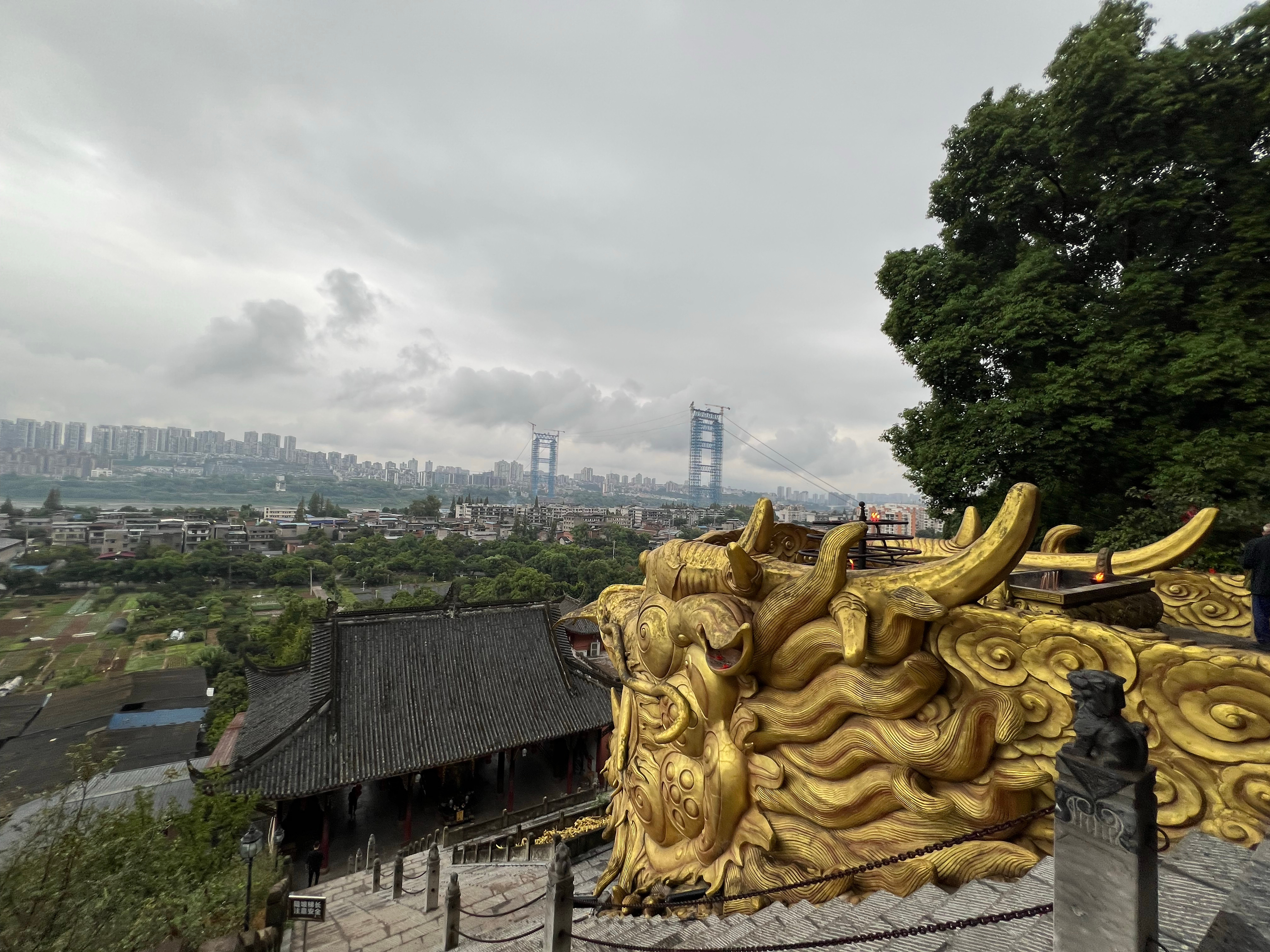 泸州金龙寺，江边远眺。江水日夜东流，古寺静立山间。人间的清欢，往往藏在清晨这一段