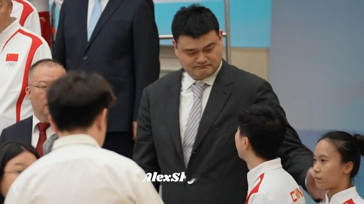 哈哈哈哈哈哈哈哈哈哈哈哈哈哈哈哈哈哈站在姚明身边的马龙，完全可爱小手办一枚吖[抱